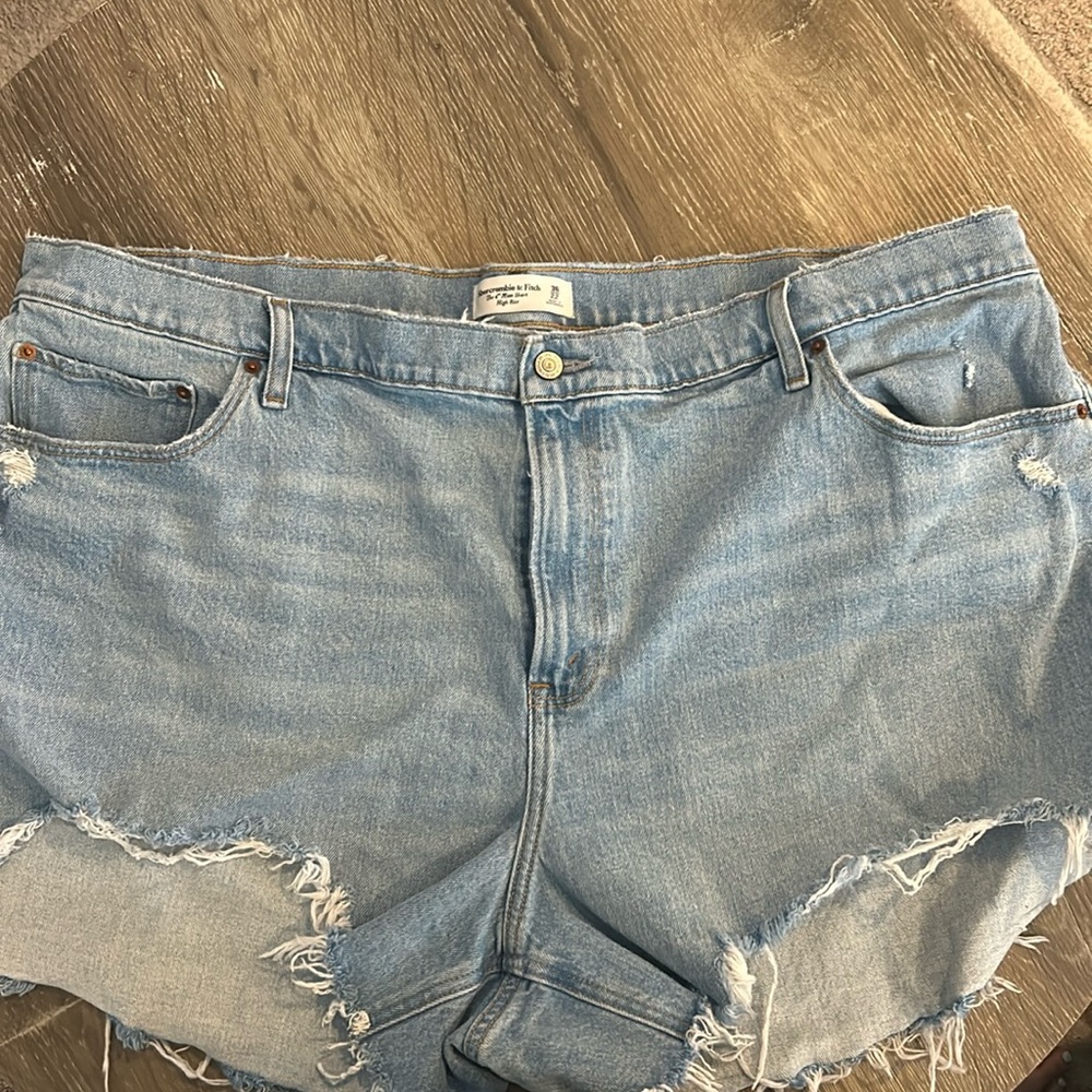 Abercrombie 4in Mom Short